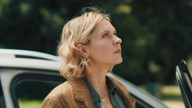 Immagine dell'episodio S01E01 di Estranei